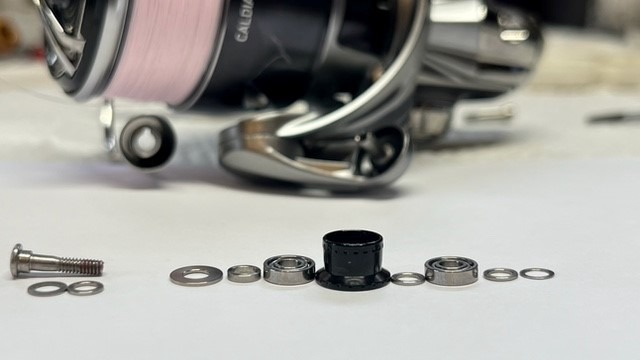 1 純正のラインローラーユニット類とビスを外し、汚れなどをクリーニングする