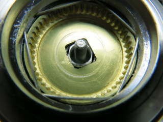 スプールが正しく装着されていない例