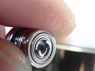 ⑨ベアリングをセット後、上下左右に動くことを確認する